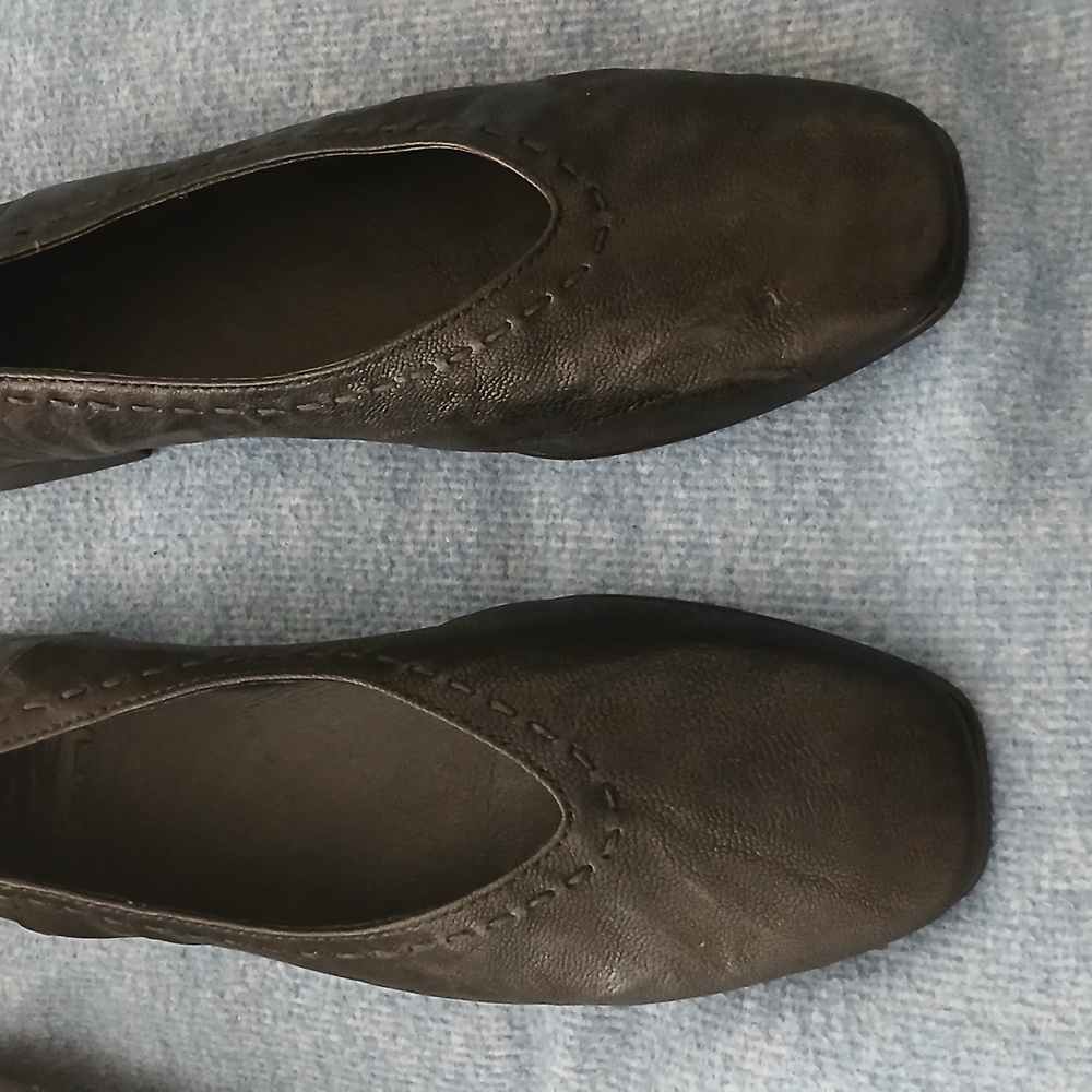 Frye Black Flats Sleek Minimalist Design
